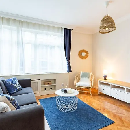 Апартаменты Flat With Excellent Location In Tesvikiye, Sisli Стамбул