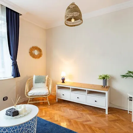 Апартаменты Flat With Excellent Location In Tesvikiye, Sisli Стамбул